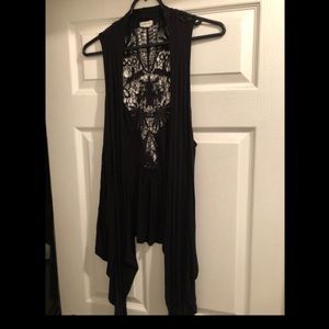 Black sleeveless shrug with net design opening